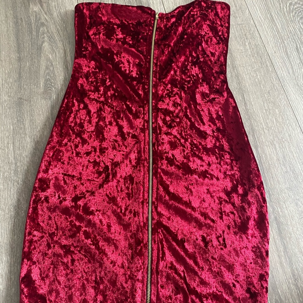 Sleeveless red velvet dress